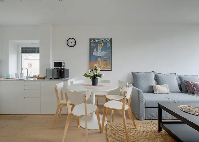 Luxurious 3Br Apt Center
